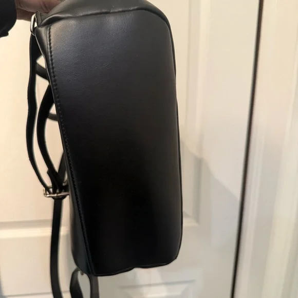 GUESS backpack - Picture 3 of 5